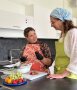 2 Personen stehen hinter Arbeitsplatte in einer Küche