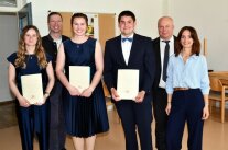 6 Personen stehen nebeneinander