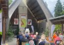Mann hält Rede vor Publikum